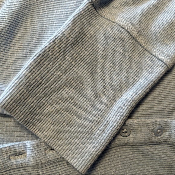 Gap women’s Henley size Large Tall. - Picture 2 of 3